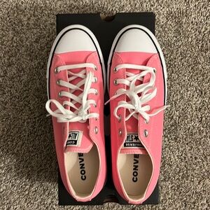 Converse PINK platform sneakers NWT. Never worn. Size 8.5